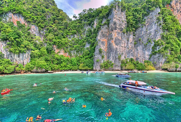 Một trong những bãi biển nổi tiéng tại Phuket Một trong những bãi biển nổi tiéng tại Phuket