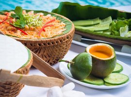 Vé máy bay giá rẻ hè nếm gỏi cá khi du lịch biển