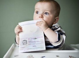 Trẻ sơ sinh đi máy bay cần giấy tờ gì, chuẩn bị ra sao?