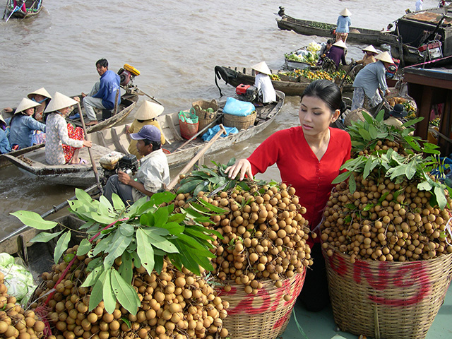 Các khu chợ trên sông nước luôn tấp nập