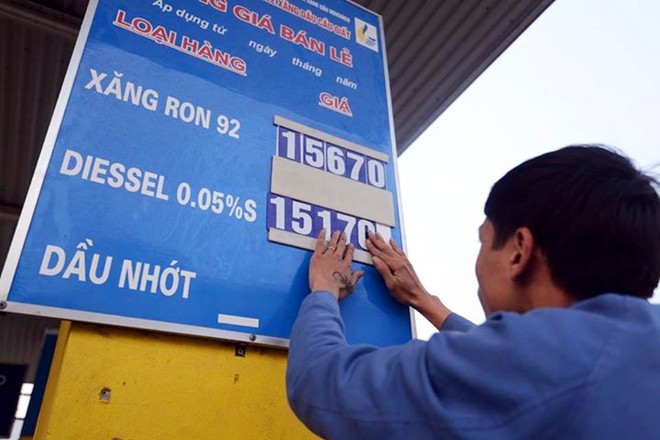 Giá xăng tiếp tục giảm gần 1.900 đồng