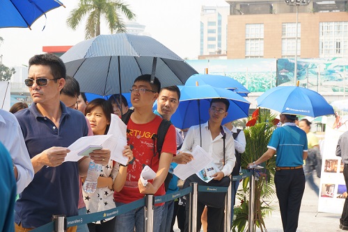 Dòng người xếp hàng dài chờ mua vé máy bay giá rẻ