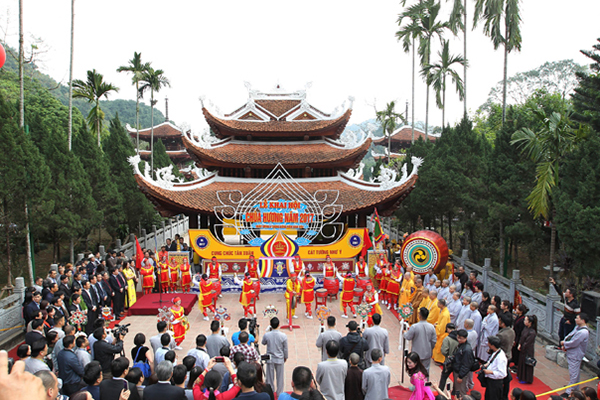Quang cảnh lễ khai hội chùa Hương