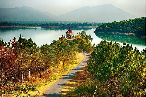 Vé máy bay khuyến mãi Pleiku thám hiểm đồi thông Hà Tam