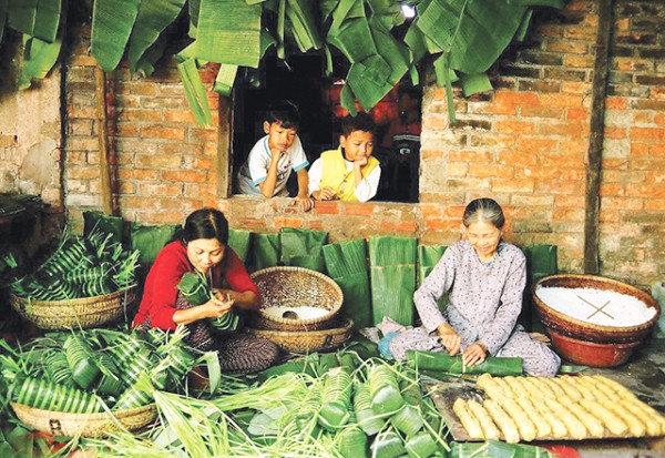 Cùng gia đình gói bánh chưng