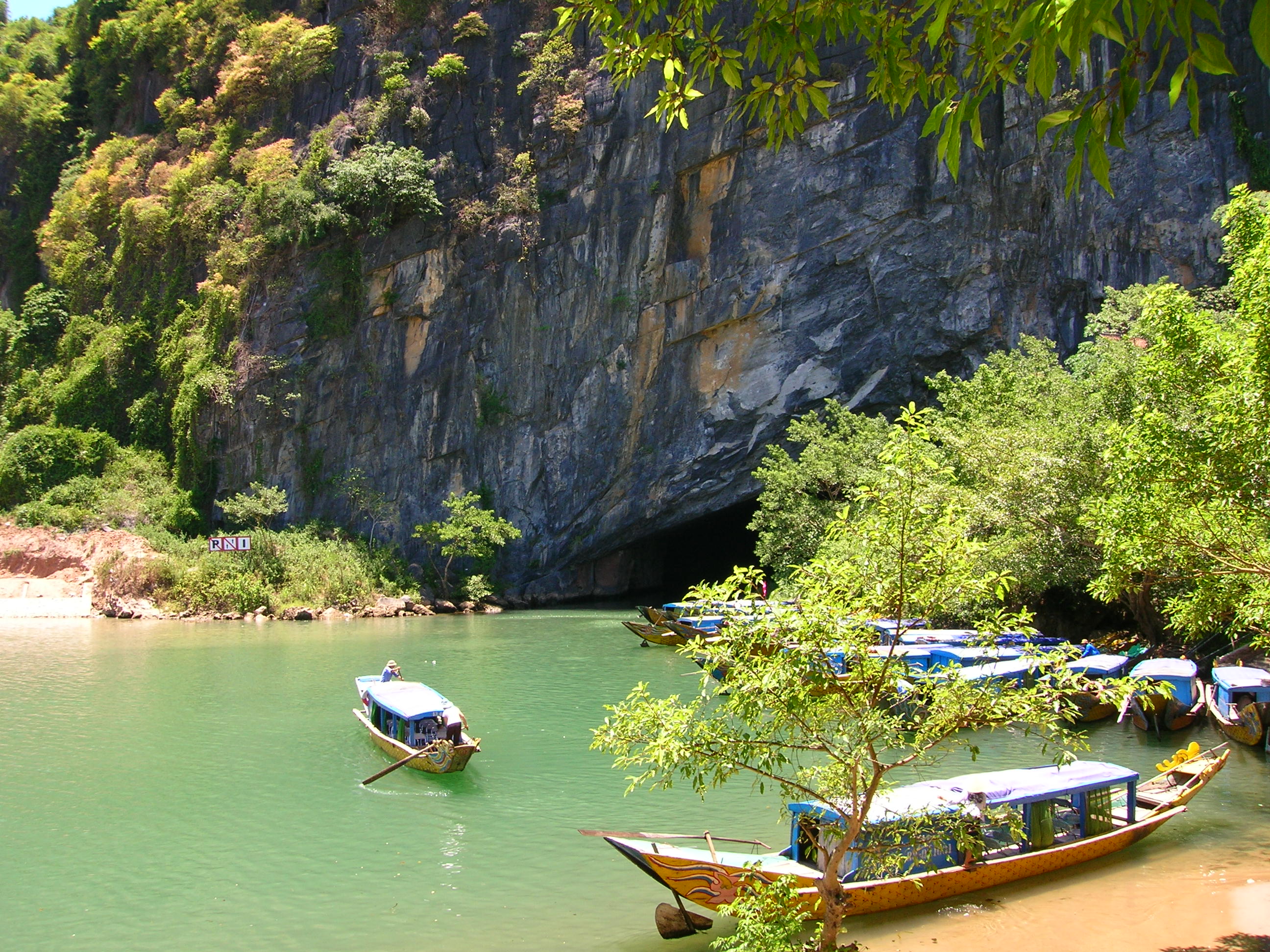 Vé máy bay giá rẻ đi Quảng Bình