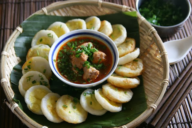 Đĩa bánh căn ú ụ cùng nước lèo ngon ngọt kích thích vị giác