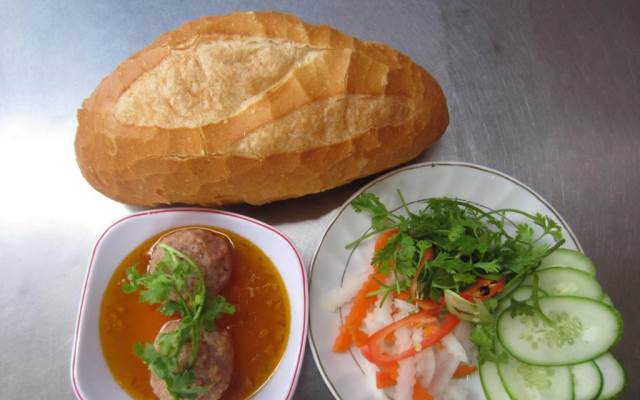 Một bữa sáng đầy dinh dưỡng với bánh mì xíu mại