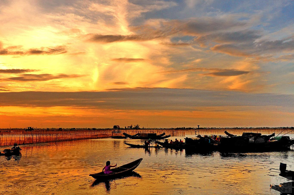 Hoàng hôn đầm Ô Loan