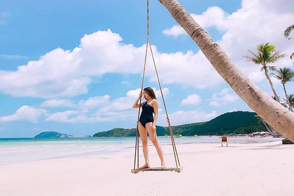 Đắm chìm trong làn nước xanh mát ở biển bãi Sao